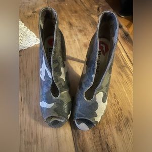 Beautiful peep toe high heels. Stunning looks. Size 37.